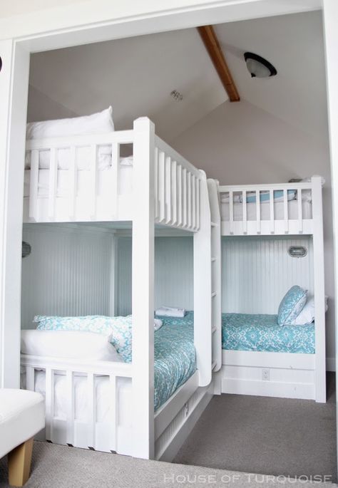 bunk room | Fish Tales - Seabrook, Washington @jjgalaska this shows if we don't bring out that corner Corner Bunk Beds, Bunk Beds Small Room, Diy Loft, Beds For Small Rooms, Nice Rooms, Bunk Beds Built In, Bank Bed, Bunk Rooms, Cool Bunk Beds