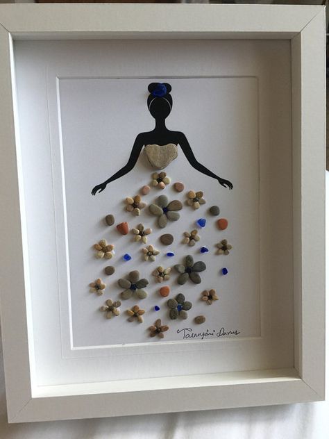 Creative Dress, Art Pierre, Pebble Pictures, Stone Crafts, Button Art, Sea Glass Art, Ideas Creative, Rock Crafts, Cool Paintings