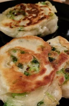 Green Onion Cakes, Green Onions Recipes, Green Onion Pancake, Onion Pancake, Onion Recipes, Green Onion, Asian Cooking, Asian Dishes, Food Cakes