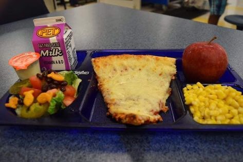 Tray Meals, School Cafeteria Food, Pizza For Breakfast, School Pizza, Lunch Tray, Ny Style Pizza, School Meal, Visual Merchandising Ideas, Pizza Lunch