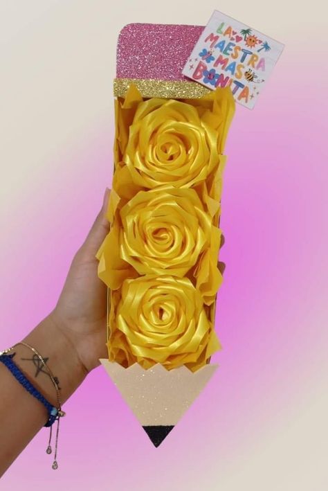 Money Birthday Cake, Satin Flowers Diy, Roses Bouquet Gift, Ribbon Flowers Bouquet, Teacher Appreciation Gifts Diy, Valentine Bouquet, Luxury Flower Bouquets, Creative Money Gifts, Ribbon Crafts Diy