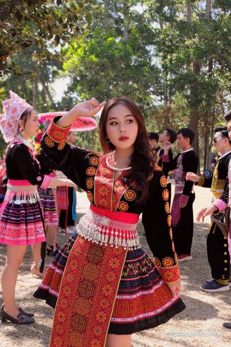 Hmong Clothes Photoshoot, Hmong Traditional Clothing, Single Photoshoot Ideas, Hmong Dress, Hmong Outfit, Hmong New Year, Hmong Wedding, Hmong Culture, Hmong Clothing