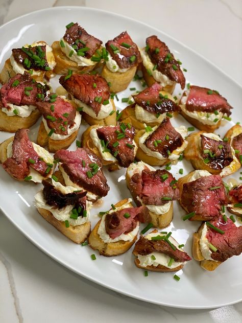 Directions:⁣ Place steak in a large gallon sized Ziploc bag. Add next 7 ingredients (olive oil through Steak Crostini, Steak Appetizers, Crostini Appetizers, Cocktail Party Food, Crostini Recipes, Ziploc Bag, Game Day Appetizers, Marinated Steak, Steak Bites