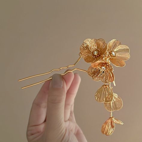 Add a touch of elegance and tradition to your bridal look with our Golden Flower Petals Hair Pin. This exquisite accessory is designed to complement the beauty and grace of a Chinese bride, perfect for weddings and other special occasions. Fancy Hair Pins, Gold Flower Hair Pin, Gold Japanese Aesthetic, Golden Hair Accessories, Chinese Hair Pins, Golden Accessories, Chinese Bride, Anting Manik, Beauty And Grace