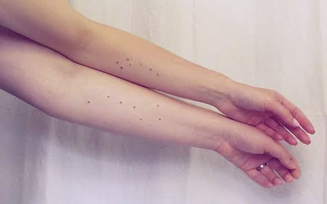 Best friend tattoos. Big and Little Dipper freckles. ❤️❤️ Big Dipper Little Dipper Tattoo Sisters, Big And Little Dipper Tattoos, Big Dipper Tattoo Minimalist, Little Dipper Tattoo, Big Dipper Tattoo, Dipper Tattoo, Tattoos Big, Tattooed Freckles, Aquarius Constellation Tattoo