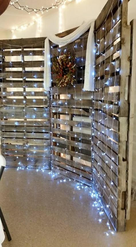 Pallet Wall For Wedding, Pallet Wall Wedding, Pallet Wedding Ideas, Pallet Background, Pallet Backdrop, Pallet Wedding, Deco Champetre, Visual Merchandiser, Church Stage Design