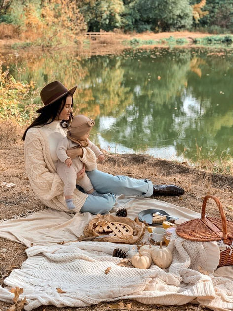 Mother Baby Photography, Mommy And Me Photo Shoot, Family Photoshoot Poses, Fall Picnic, Beautiful Photoshoot Ideas, Family Photoshoot Outfits, Baby Shoot, Family Inspiration, Mommy And Son