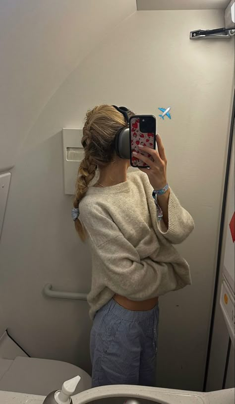 Airport Outfits, Travel Outfits, A Celebrity, Fall Outfits, Headphones, Mirror, Travel, Autumn Outfits