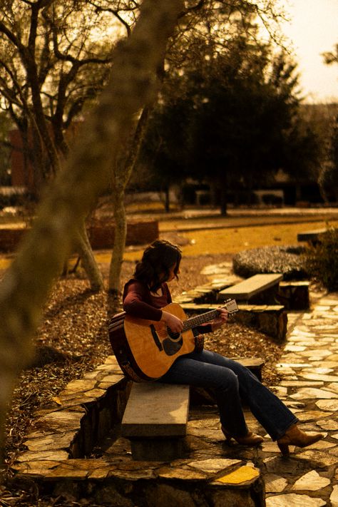 Guitar Photoshoot Aesthetic, Guitar Photoshoot Ideas, Musician Photoshoot, Guitarist Portrait Photography, Guitar Portrait Photo Shoots, 70s Musicians, Guitarist Photography, Woman With Guitar Photography, Musician Portraits