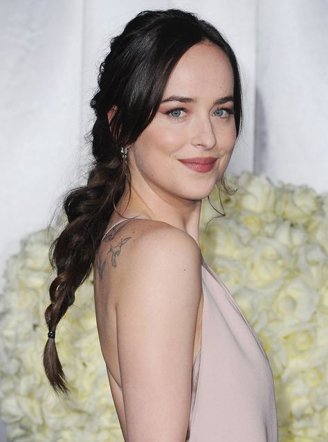 For once, we’re not freaking out over Dakota Johnson wispy bangs, and that’s because she showed up to the Fifty Shades Darker premiere in Los Angeles. Bangs Sideswept, Style Side Swept Bangs, Party Hairstyles For Long Hair, Dakota Johnson Hair, Bangs Updo, Wedding Hair Bangs, Dakota Johnson Style, Bangs For Round Face, Swept Bangs