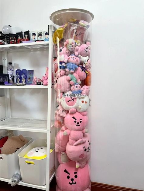 Plushy Displays, Displaying Plushies, How To Display Plushies, Plushy Organization, Plushie Storage Ideas Adult, Plushie Organization Ideas, Plush Organization Ideas, Plushie Collection Display, Plushie Display Ideas