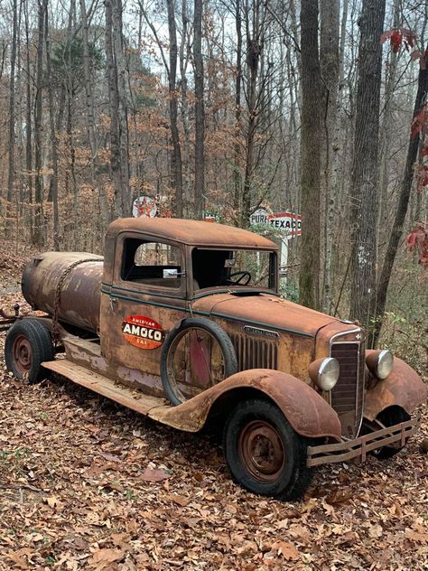 Barn Finds Classic Cars, International Pickup Truck, Vehicle Signage, Batteries Diy, Rusty Cars, Vw Vintage, Old Pickup Trucks, Antique Trucks, Classic Cars Trucks Hot Rods