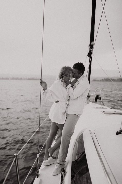 Sail Boat Engagement Session, Sailboat Engagement Pictures, Cruise Proposal, Couple On A Boat, Beautiful Proposals, Boat Engagement Photos, Yacht Photoshoot, Sailboat Engagement, Boat Engagement