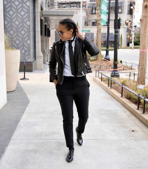 These 8 Women Prove That You Can Be Sexy And Dapper In A Suit Summer Tomboy Outfits, Summer Tomboy, Androgynous Women, A Man In A Suit, Androgynous Outfits, Tomboy Look, Man In A Suit, Androgynous Look, Ripped Pants