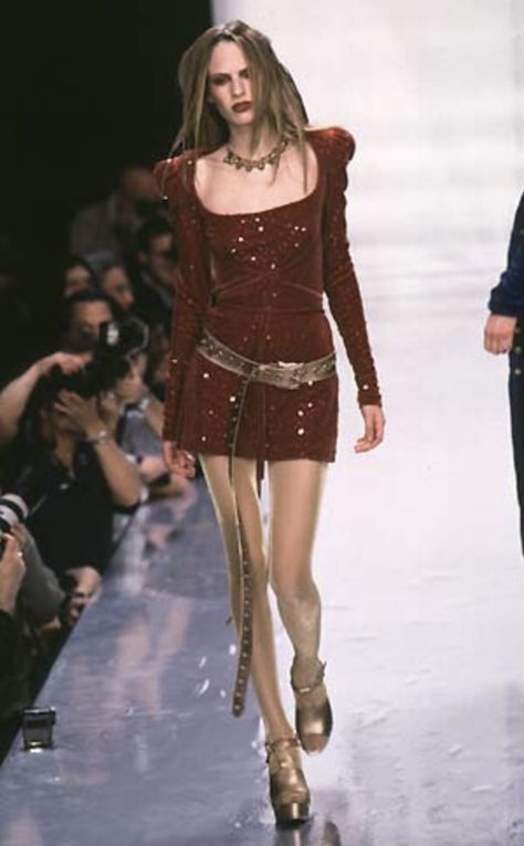 2004 Runway Fashion, 2005 Outfits, Betsey Johnson Runway, Vintage Runway Fashion, 90s Runway Fashion, Runway Fashion Couture, Vintage Runway, Runway Outfits, Runway Models