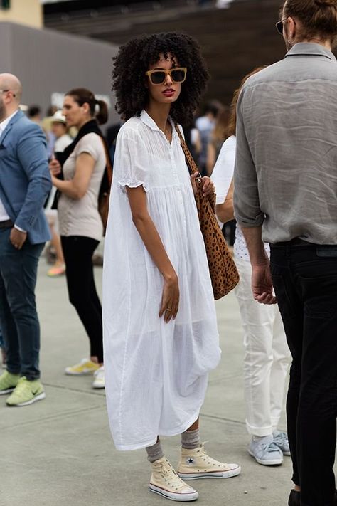 Vestido branco. Chuck Taylor Outfit, Moda Over 40, Minimalist Street Style, The Sartorialist, Blogger Street Style, Looks Street Style, White Dress Summer, 가을 패션, Mode Inspiration