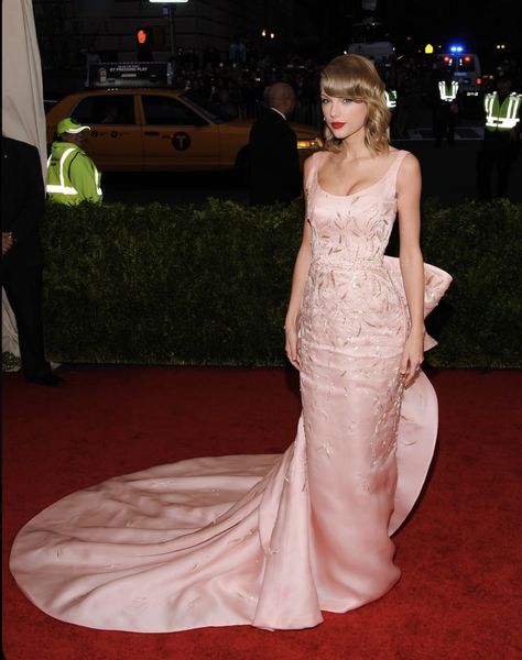 Taylor Swift Pink Dress, Taylor Swift Gown, Taylor Header, Best Met Gala Looks, Taylor Swift 2014, Taylor Swift Pink, Taylor Swift Red Carpet, Taylor Swift Playlist, Met Gala Dresses