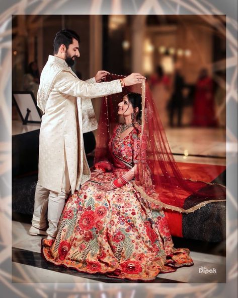 Shadi Couples, Muslim Marriage Photography, Bride Groom Photoshoot Indian, Indian Wedding Photoshoot Ideas, Capal Pose, Bridal Couple Poses, Couple Wedding Pose, Indian Wedding Photoshoot, Cute Couple Wedding