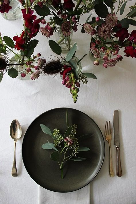 15 Beautiful Scandinavian Inspired Holiday Table Settings - NordicDesign Industrial Wedding Table, Black Wedding Table Setting, Kinfolk Style, Christmas Party Table, Tafel Decor, Holiday Table Settings, Table Inspiration, Table Styling, Pretty Christmas