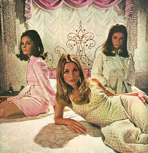 valley of the dolls Barbara Parkinson, Sharon tate, patti duke 60s Gogo, 60s Aesthetic, Patty Duke, I Love Cinema, Three Women, Sharon Tate, Fake Hair, Valley Of The Dolls, Film Inspiration