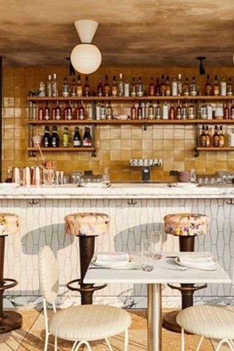 A stunning lounge interior. The perfect shades of beige and cream colours decorate this amazing lounge. Beautiful bar stools stand out in front of a dreamy bar counter. New York Rooftop Bar, Williamsburg Hotel, New York Rooftop, Hotel Hoxton, The Hoxton, Best Rooftop Bars, Williamsburg Brooklyn, Restaurant Lounge, Countertop Design