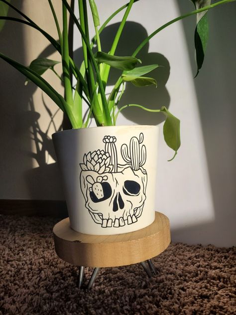 Halloween Pots, Pots Painting, Painted Planters, My New Apartment, Flower Pot Art, Succulent Garden Design, Pot Painting, Plant Pot Diy, Painted Plant Pots