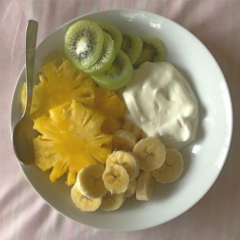 plain/greekyoghurt, pineapple, kiwi and banana #fruitbowl #healthysnack #minimalaesthetic #nutritious Kiwi And Banana, Pineapple Fruit, Food Inspo, Fruit Bowl, Kiwi, Healthy Snacks, Mood Board, Pineapple, Healthy Eating