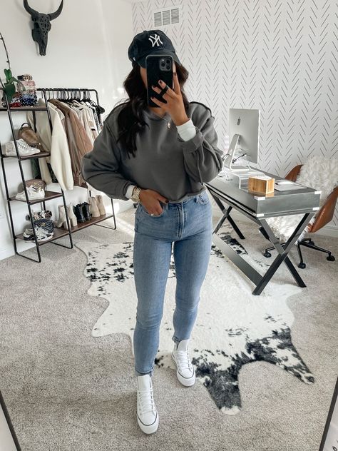 Outfits To Go With Platform Converse, Jeans And Converse Outfit Fall, Platform Converse Jeans Outfit, Converse Chucks Outfit Women, White High Top Converse Outfit Fall, White Platform Converse Outfit Fall, Khaki Converse Outfit, Platform Converse Outfit Winter, Platform Converse Outfit Fall