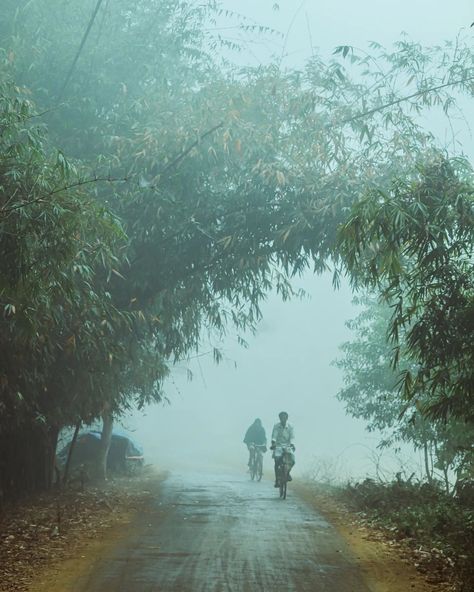 Winter Is Coming ☃️ . . Winter Is Coming, Wintervibes, fog, foggy morning, village life, greeny #winteriscoming❄️ #foggyday #weather #morningfog #foggyweather #winter #villagelife #vintage #thenuclear_11 #snapswithjeet #ruralbengal Are You Waiting For Winter ? Foggy Village, Foggy Landscape, Foggy Weather, Foggy Morning, Winter Mornings, Village Life, Winter Is Coming, Early Morning, Landscape Photography