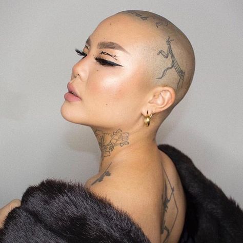 Those details tho 🤤 @meicrosoft looking like art in our #DiamondGlowPowder ‘Conceited’ ✨ #ArtistCouture #Regram via @Bvm8WeAF4jE Spider Lashes, Good Jawline, Mini Tutorial, Bald Women, Yellow Eyes, The Glow, Behind Ear Tattoo, Makeup Inspo, My Name Is