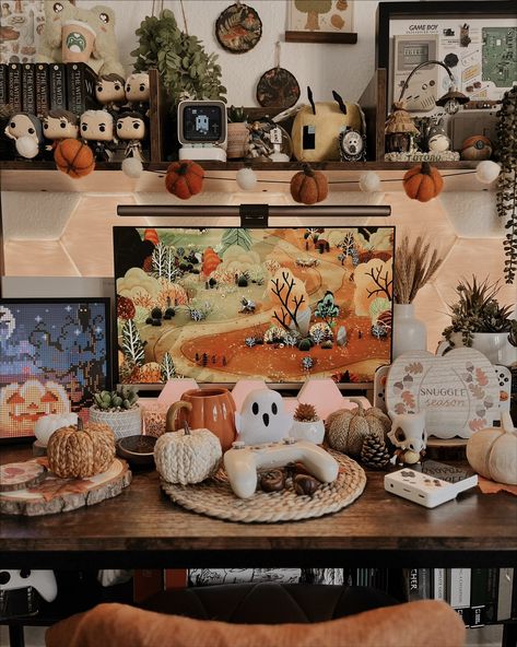 Halloween Desk Setup, Fall Desk Setup, Halloween Pc Setup, Goblincore Stuff, Halloween Desk Decor, Cozy Gaming Setup, Gaming Corner, Future Bedroom Ideas, Game Station