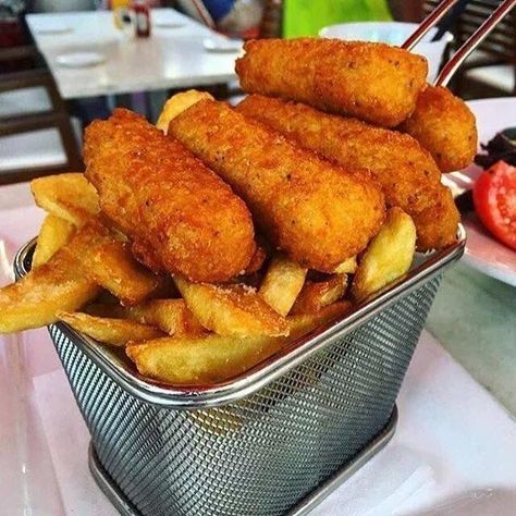 @ItsFoodPorn : Mozzarella Sticks & Fries. https://t.co/qi34tHXQGa Mozzarella Sticks, Food Drinks Dessert, Food Goals, Tag Your Friends, Food Obsession, Interesting Food Recipes, Pretty Food, Food Cravings, I Love Food