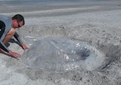 If your kids love the beach, but you don't love them playing in the rough ocean, then we have the perfect DIY hack for you to keep your kids safe! Diy Kiddie Pool, Pool At The Beach, Hillbilly Hot Tub, Fix Flip Flops, Kids Sprinkler, Dollar Store Christmas Decor, Thrifty Diy, Plastic Shower Curtain, Stock Tank Pool