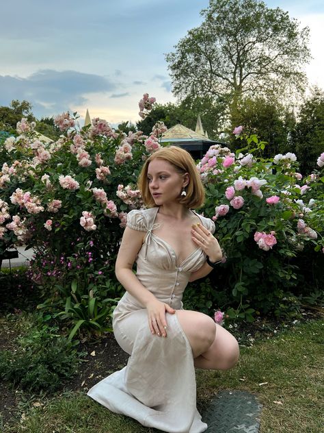 Photoshoot idea. Photo with flowers Rose Garden Photoshoot, Picnic Poses, Photo With Flowers, Julia Adamenko, Idea For Photo, Garden Photoshoot, Picnic Vibes, Easter Photoshoot, Fancy Fashion