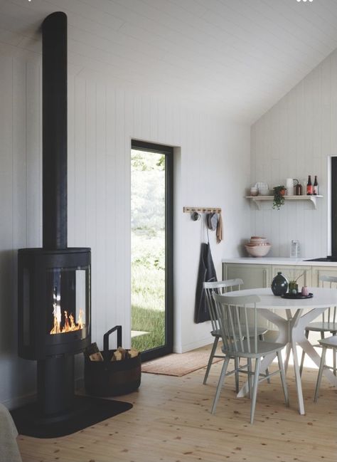 Tiny Cabins Interiors, Summer House Interiors, Scandinavian Cabin, Bedroom Nook, Cabin Inspiration, Tiny Cabin, Tiny House Interior, Scandinavian Home, House On Wheels