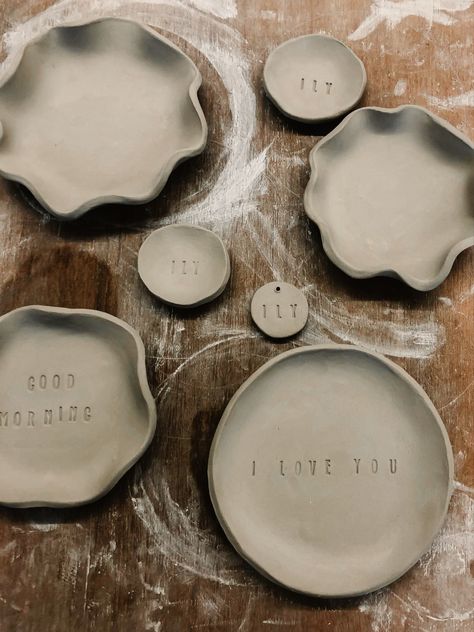 Clay Plates Design, Handmade Ceramics Plates, Clay Plates, Pottery Workshop, Diy Ceramic, Keramik Design, Ceramics Pottery Art, Clay Art Projects, Ceramics Ideas Pottery