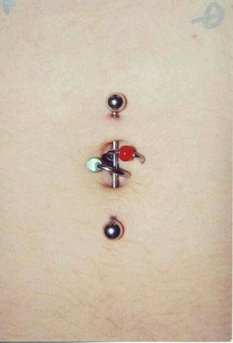 Interesting Industrial Piercing, Double Belly Piercing Ideas, Reverse Belly Button Piercing, Double Belly Button Piercing, Double Navel Piercing, Piercings Corps, Double Belly Piercing, Different Piercings, Vertical Labret