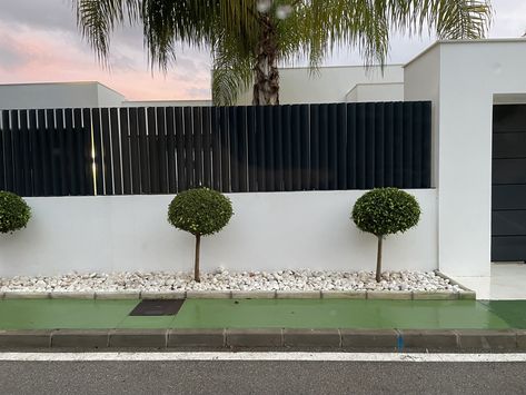 Fence On Top Of Wall, Ranch Ideas, Gate Wall Design, Boundary Wall, Concrete Retaining Walls, Modern Fence Design, Modern Gate, House Gate, Yard Fence