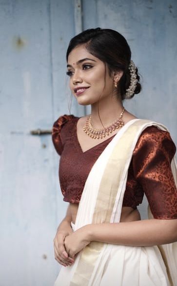 Kerala Dhavani Blouse Design, Onam Outfits Ideas College, Half Saree Kerala Style, Madhuramveppu Dress, Kerala Skirt And Top Designs, Half Saree Designs Simple, Kerala Half Saree, Onam Saree Kerala, Kerala Outfits