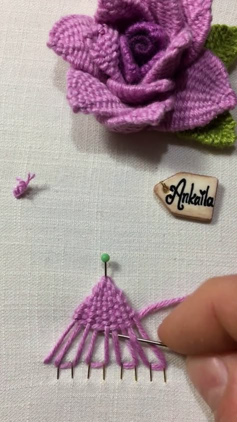 How To 3d Embroidery, 3d Embroidery Stitches, Embroidery Inspiration Flowers, Stumpwork Embroidery Tutorial, Rose Stitch Embroidery, Hand Embroidery Inspiration, Stumpwork Flowers, 3d Embroidery Techniques, Embroidery Ideas For Beginners