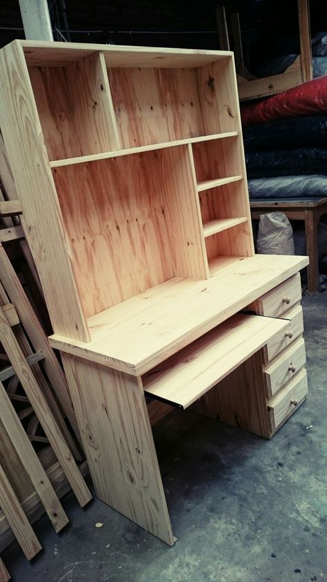 Pallet Study Table, Desk Organization Tips, Wooden Study Table, Study Table Designs, Woodworking Plans Beginner, Desks For Small Spaces, Woodworking Furniture Plans, Study Room Decor, House Furniture Design