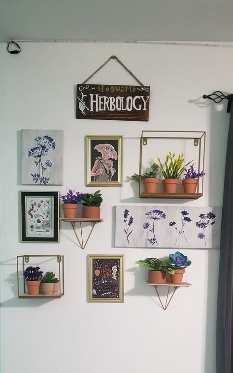 Created a wall decor of Hogwarts Herbology for a Harry Potter Room Harry Potter Shelf Ideas, Harry Potter Craft Room Ideas, Harry Potter Wall Decorations, Harry Potter Room Ideas For Adults, Harry Potter Decor For Bedroom, Modern Harry Potter Decor, Boho Harry Potter Bedroom, Diy Harry Potter Wall Decor, Harry Potter Apartment Decor