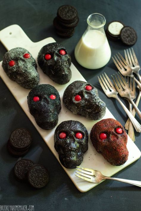 Cho. oreo skull cakes Skull Food, Halloween Main Dish, Goth Food, Miniature Pies, Skull Cakes, Halloween Potluck, Delicious Halloween Treats, Healthy Halloween Food, Postres Halloween