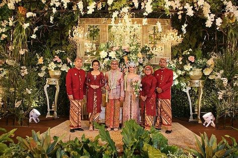 [New] The 10 Best Home Decor Today (with Pictures) #HomeDecor Sunda Wedding, Vintage Reception, Javanese Wedding, Making A Wedding Dress, Indonesian Wedding, Adat Jawa, Rustic Dresses, Foto Wedding, Maroon Wedding