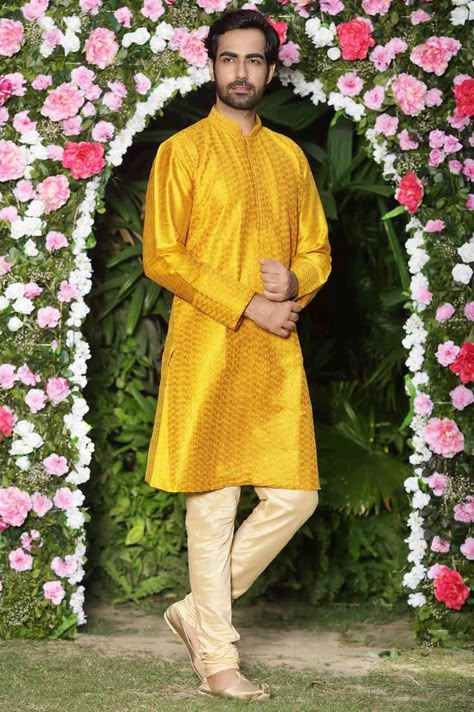 1 (7) Haldi Ceremony Boy Photography, Dulha Haldi Pose Single, Haldhi Stills Boy, Haldi Video Boy, Haldi Shoot Poses Boy, Haldi Boys Photoshoot, Haldi Poses Boys, Haldi Stills For Groom, Boys Haldi Photoshoot