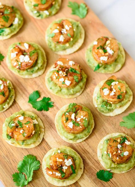 Spicy Shrimp Guacamole Bites. Guac on top of tortilla chips with spicy shrimp. A fast and easy appetizer recipe that is so addictive! Guacamole Appetizers, Shrimp Guacamole, Guacamole Bites, Crackers Appetizers, Spicy Guacamole, Thanksgiving Appetizer Recipes, Juicy Shrimp, Superbowl Snacks, Spicy Shrimp