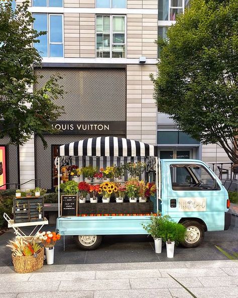 dccitygirl 📍Washington DC on Instagram: "Every city should have a flower truck, don’t you think? Support small business!🛍 . . . . . . #igdc #mydccool #washingtondc #theprettydistrict #theotherdc #theprettycities #cityexplorer #searchwandercollect #alliseeispretty #cntraveler #guardiantravelsnaps #mytinyatlas #gglocalgems #mydomainetravels #prettylittletrips #iwalkedthisstreet #seemycity #mysouthernliving #washmagphoto #flowertruck #wheretofindme #ihavethisthingwithflowers #sharetheeverygirl #t Mini Truck Business, Gardening Branding, Flower Truck Business, Plant Truck, Flower Kiosk, Small Plant Stand, Car Coffee, Flower Shop Design, Storefront Design