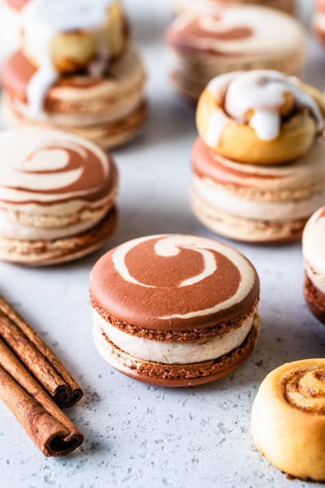 Cinnamon Roll Macarons #cinnamon #cinnamonbun #cinnamonrolls #macarons #frenchmacarons #macaron #cookies Cinnamon Macarons, Autumn Bakes, Beautiful Macarons, Cinnamon Treats, Macaron Ideas, Cinnamon Roll Cupcakes, Caramel Macarons, Desserts Pastry, Macaron Recipes