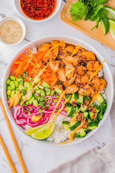 30-Minute Chicken Poke Bowls — 🥕🍋‍🟩🌺🍗Fragrant jasmine rice is topped with juicy pieces of chicken coated in a SWEET and TANGY sauce! A mixture of fresh herbs and veggies on top adds tons of crunch and texture! This FAST and EASY recipe is perfect for meal prep, a satisfying lunch, and busy weeknight dinners! If you're tired of eating bowls of salads, make these poke bowls instead! Chicken Poke Bowl Recipe, Poke Bowl Sauce, Chicken Poke Bowl, Power Bowl Recipe, Fish Pasta, Minute Chicken, Poke Bowl Recipe, Poke Bowls, 30 Minute Dinners