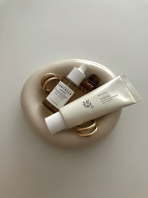 #cosmetics #koreanskincaretips #skincare #minimalist #neutral #neutraldecor #neutralhomedecor #aesthetic #aestheticphotos Skincare Aesthetic Minimalist, Skincare Flatlay Aesthetic, Skin Care Minimalist, Minimalist Life Aesthetic, Korean Beauty Aesthetic, Clean Skin Aesthetic, Minimalist Lifestyle Aesthetic, Skincare Minimalist, Simple Moodboard